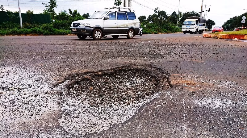Cận cảnh đường gần 680 tỷ chưa thông xe đã vá chằng vá đụp ảnh 8