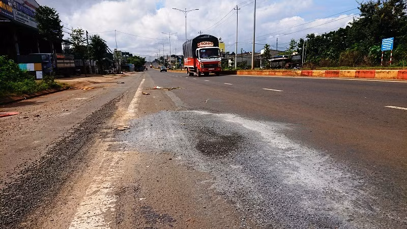 Cận cảnh đường gần 680 tỷ chưa thông xe đã vá chằng vá đụp ảnh 3