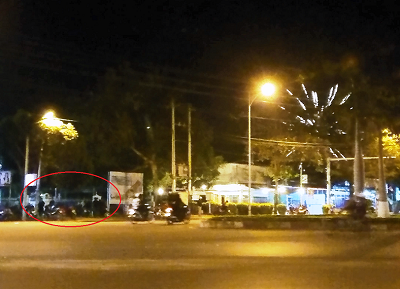 Pháo hoa nổ cạnh trụ sở Công an phường ảnh 2