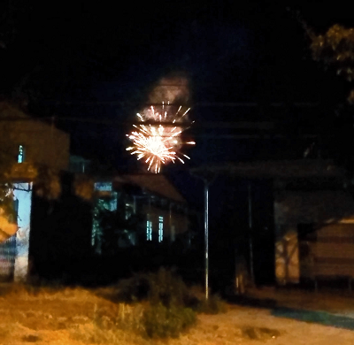 Pháo hoa nổ cạnh trụ sở Công an phường ảnh 3