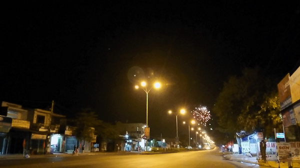 Pháo hoa nổ cạnh trụ sở Công an phường ảnh 1