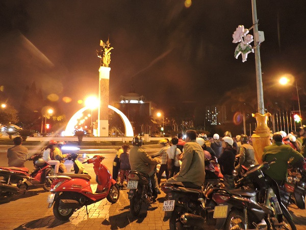 Người dân Đắk Lắk mang trống chiêng ra đường chúc mừng U23 Việt Nam ảnh 2