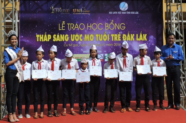H’Hen Niê xúc động, truyền nghị lực cho học sinh tại trường cũ ở quê nhà ảnh 1