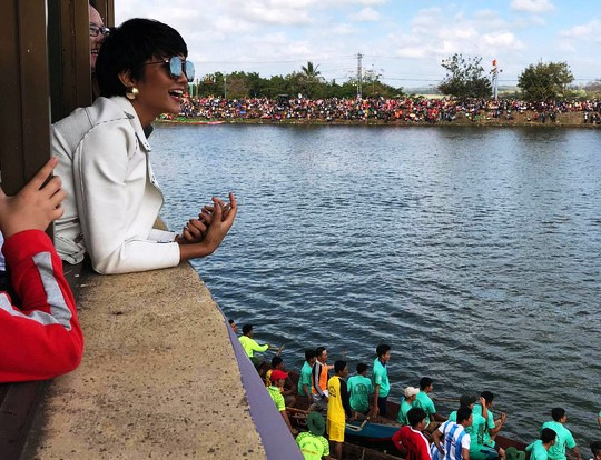 Hoa hậu H’Hen Niê cổ vũ cuộc đua thuyền (Ảnh Q.D)