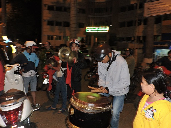 Người dân Đắk Lắk mang trống chiêng ra đường chúc mừng U23 Việt Nam ảnh 4