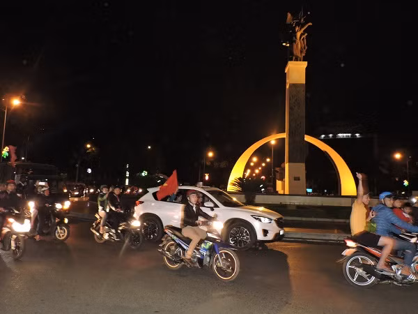 Người dân cả nước xuống đường mừng chiến thắng của U23 Việt Nam ảnh 27