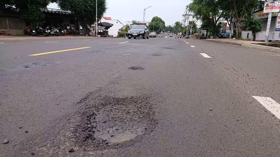 Đoạn đường hỏng gần cầu Đinh Tiên Hoàng