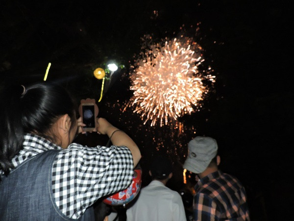 Người dân TP Buôn Ma Thuột reo mừng xem màn bắn pháo hoa