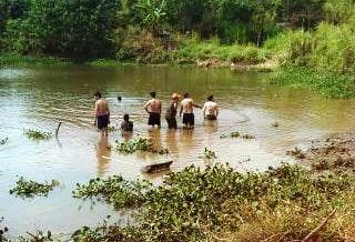 Bắt ốc ở hồ thủy lợi, 3 bà cháu chết đuối thương tâm ảnh 1