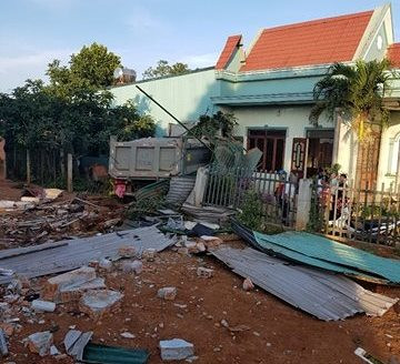 Xe ben đâm sập 3 nhà dân, nhiều người may mắn thoát nạn ảnh 2