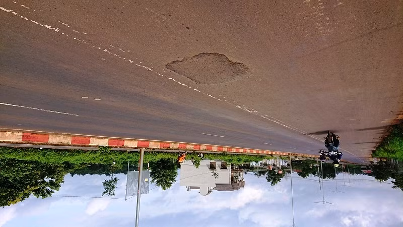 Cận cảnh đường gần 680 tỷ chưa thông xe đã vá chằng vá đụp ảnh 1