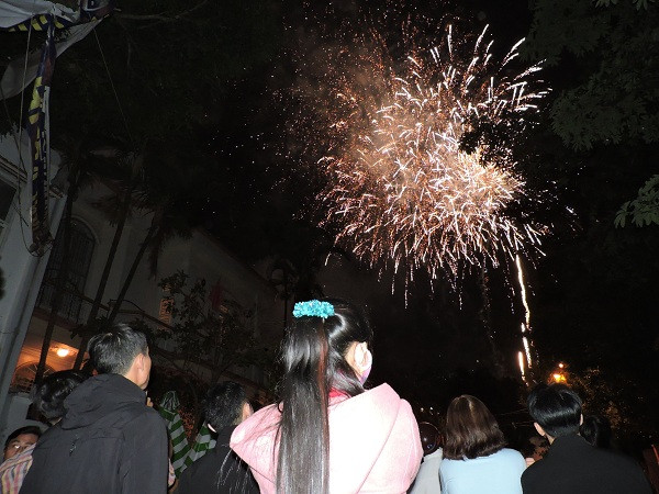 Người dân TP Buôn Ma Thuột reo mừng xem màn bắn pháo hoa