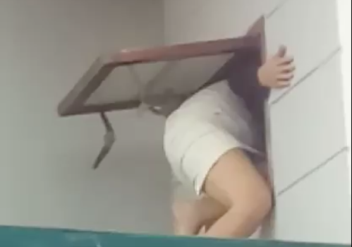 Bà Minh mặc dù đang bị đau bụng, trúng gió nhưng lại chui vào cửa thông gió rất nhanh chóng