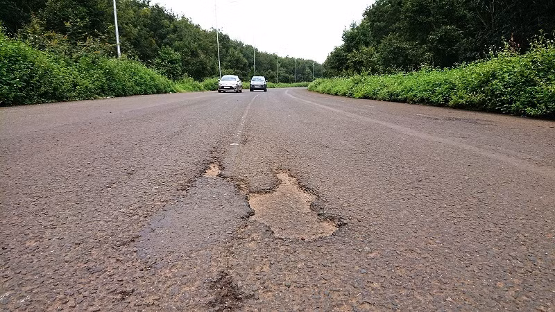 Cận cảnh đường gần 680 tỷ chưa thông xe đã vá chằng vá đụp ảnh 10