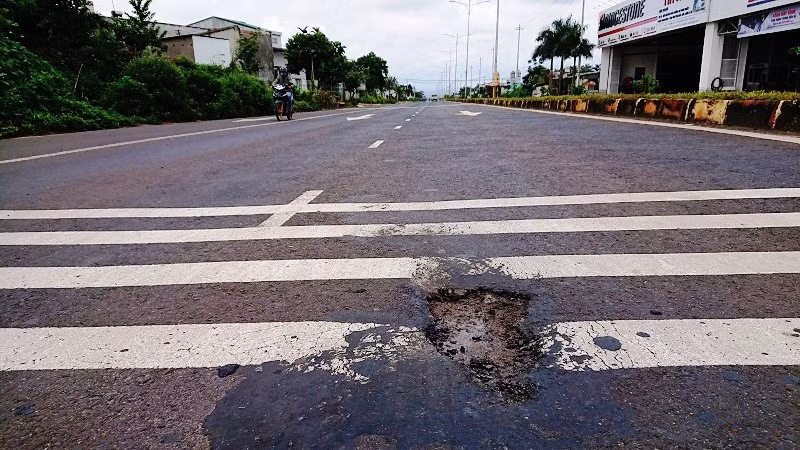 Cận cảnh đường gần 680 tỷ chưa thông xe đã vá chằng vá đụp ảnh 6