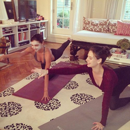 Miranda Kerr có thói quen vừa đắp mặt nạ làm đẹp, vừa thực hiện các bài tập yoga với huấn luyện viên riêng