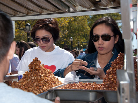 Các cô gái háo hức mua đồ ăn. Các cô gái háo hức mua đồ ăn