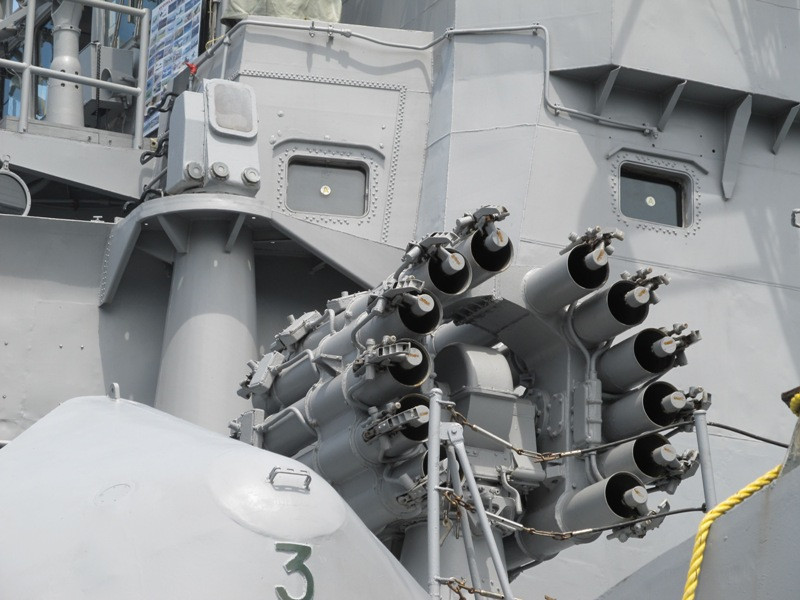 Tên lửa trên tàu khu trục INS RANVIJAY (D55)