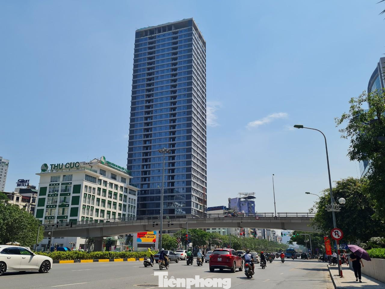 Dự án nhà ở cao tầng kết hợp dịch vụ thương mại - Summit Building nằm tại 216 Trần Duy Hưng, cao 35 tầng nổi, 4 tầng hầm (bao gồm 1 tầng lửng) với 288 căn hộ.
