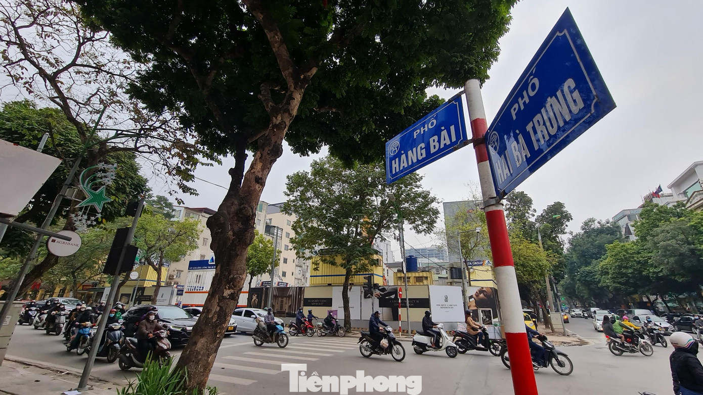 Dự án D’. San Raffles tọa lạc vị trí đắc địa số 22-24 phố Hàng Bài và số 25-27 phố Hai Bà Trưng cũng nằm trong diện xác minh của cơ quan công an. Dự án được giao đất từ năm 2011 nhưng chủ đầu tư đã nhiều lần xin thay đổi quy hoạch sang trung tâm thương mại, văn phòng và nhà ở. Mãi đến đầu năm 2021, dự án mới khởi công sau nhiều năm 'bất động'.