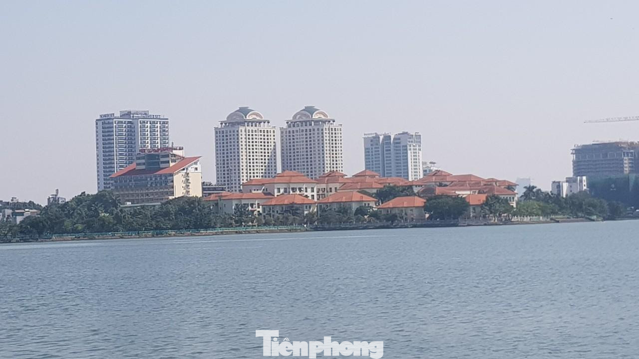 Dự án Le Roi Soleil Quảng An thuộc Tập đoàn Tân Hoàng Minh tọa lạc tại số 2 Đặng Thai Mai (quận Tây Hồ, Hà Nội). Có view nhìn ra Hồ Tây.