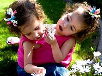 Hai bé Emma và Taylor Bailey đang dùng chung nhau một quả tim. Ảnh : Krone