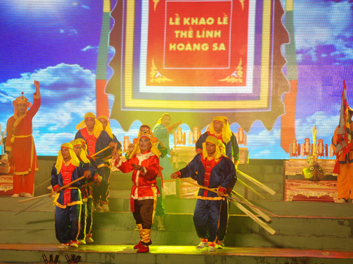 Tiết mục hát bả trạo của thôn vạn Tuyết Diêm, xã Bình Thuận, huyện Bình Sơn (Quảng Ngãi) tại đêm khai mạc. Ảnh: Trà Giang. Tiết mục hát bả trạo của thôn vạn Tuyết Diêm, xã Bình Thuận, huyện Bình Sơn (Quảng Ngãi) tại đêm khai mạc. Ảnh: Trà Giang