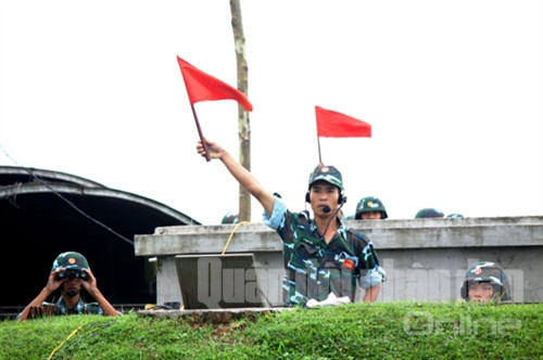 Những khẩu lệnh đanh gọn được phát đi dồn dập từ vị trí Đại đội trưởng