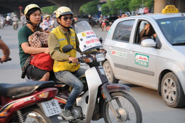 Xe buýt, taxi, xe ôm tấp nập chở khách đến bến xe. Xe buýt, xe taxi, xe ôm, trong đó có cả xe ôm thân thiện tấp nập chở khách đến bến xe