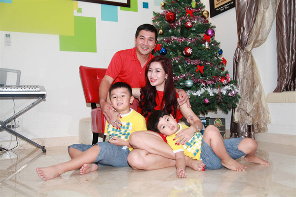 “Anh khiến tôi nghĩ rằng, giữ gìn ngọn lửa hạnh phúc không chỉ là việc của người phụ nữ nữa mà cần có người chia sẻ để cùng nhau xây dựng tổ ấm”, Thu Hương tâm sự