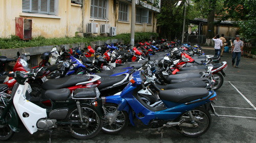 Hơn 100 xe vi phạm đang được giữ tại UBND Q.Bình Thạnh chờ chuyển về kho. Ảnh: Gia Minh. Hơn 100 xe vi phạm đang được giữ tại UBND Q.Bình Thạnh chờ chuyển về kho. Ảnh: Gia Minh