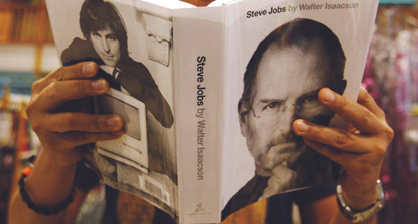 Tiểu sử Steve Jobs đứng đầu bảng xếp hạng sách bán chạy ở Mỹ. Ảnh: Reuters. Tiểu sử Steve Jobs đứng đầu bảng xếp hạng sách bán chạy ở Mỹ. Ảnh: Reuters