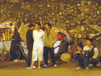 Người lao động chờ việc tại đường Hồng Hà