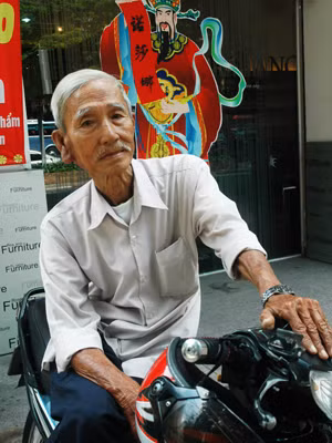 Người lái xe ôm đã bước vào tuổi 74