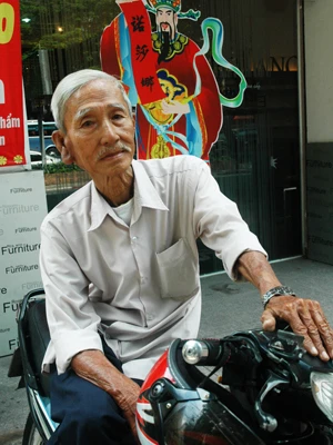 Người lái xe ôm đã bước vào tuổi 74