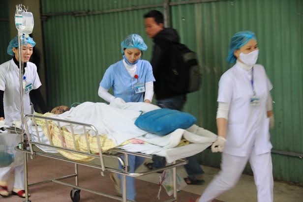 Nạn nhân chuyển bệnh viện cấp cứu, phẫu thuật trong tình trạng bỏng nặng, nguy kịch. Nạn nhân chuyển bệnh viện cấp cứu, phẫu thuật trong tình trạng bỏng nặng, nguy kịch