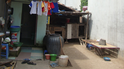 Sàn nước nơi bà Phụng tắm “bạo hành” cho bé Thúy Ngân và cửa sổ của nhà bên cạnh được cho là nơi đoạn clip được quay. Ảnh: My Lăng (Tuổi Trẻ). Sàn nước nơi bà Phụng tắm “bạo hành” cho bé Thúy Ngân và cửa sổ của nhà bên cạnh được cho là nơi đoạn clip được quay. Ảnh: My Lăng (Tuổi Trẻ)