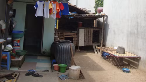 Sàn nước nơi bà Phụng tắm “bạo hành” cho bé Thúy Ngân và cửa sổ của nhà bên cạnh được cho là nơi đoạn clip được quay. Ảnh: My Lăng (Tuổi Trẻ)