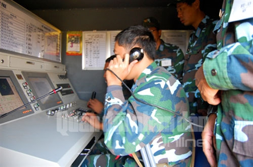 Chỉ huy Đại đội Pháo phòng không 37mm nhận lệnh chiến đấu 