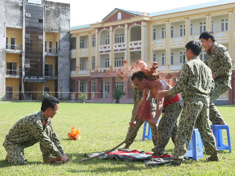 Đại tướng Kimizuka Eiji đến thăm và xem chiến đấu viên Đoàn 1 – Bộ Tư lệnh Đặc công biểu diễn một số kỹ năng 