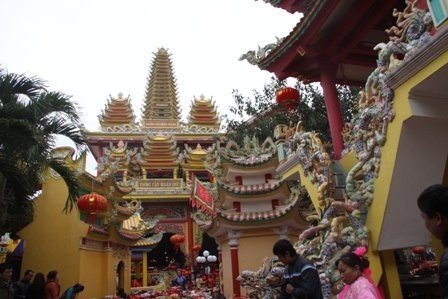 Ngửa mặt ngắm ngọn tháp cao nhất phủ