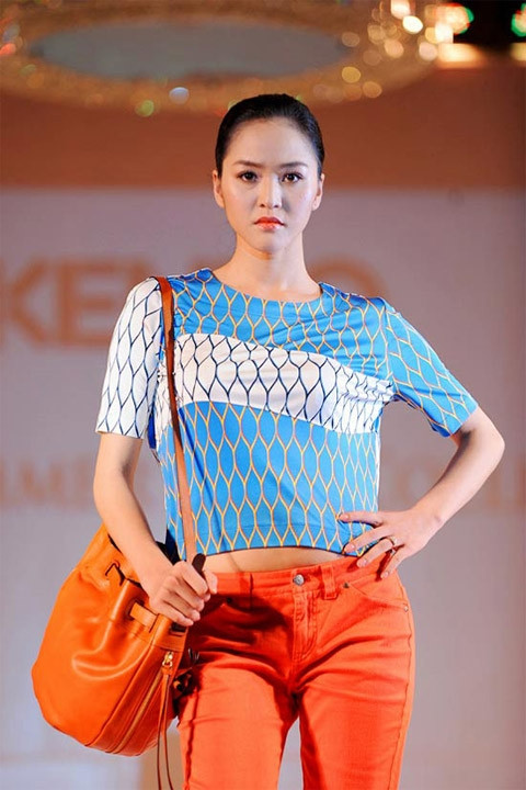 Siêu mẫu tuổi teen Hồng Quế vốn sở hữu đường cong hoàn hảo và thể hình đẹp. Cô luôn tạo nên sức hút ở những shoot hình bikini gợi cảm. Nhưng gần đây Hồng Quế để lộ thân hình có vẻ đẫy đà của mình. Năm 2010, Vương Thu Phương sở hữu một vóc dáng mảnh mai, đôi bờ vai mảnh dẻ Sau khi lên ngôi vàng của giải thưởng siêu mẫu, Vương Thu Phương nhanh chóng "phát tướng". Đôi bờ vai gầy guộc đã biến mất Phan Thị Lý khoe thân hình đồng hồ cát với vòng eo khiến nhiều bạn gái phải ước ao Vẫn là Phan Thị Lý nhưng vòng eo đã biến đổi rõ rệt. Cô tăng cân trông thấy Năm 2011, siêu mẫu Thanh Hằng khoe vòng eo thon gọn với những mẫu trang phục gợi cảm Sau tết Nhâm Thìn, siêu mẫu để lộ "eo nhăn" trong mẫu váy khoe eo tại một buổi trình diễn thời trang ứng dụng Hoàng Yến từng khốn khổ về chuyện tăng cân của cô Nhờ sự quyết tâm và chăm chỉ rèn luyện thể thao, siêu mẫu Hoàng Yến giảm được 6kg. Cô lấy lại vóc dáng thon gọn của mình