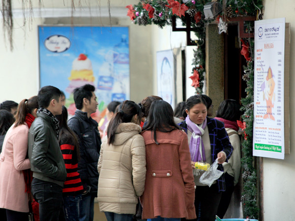 Chen nhau tai quán kem Thủy Tạ vên hồ Hoàn Kiếm (Hà Nội)