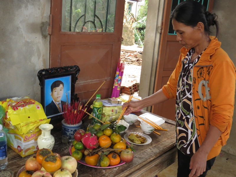 Bà Hương vợ Ông Phụ nói, xác chồng bà đã phải cột vào gốc cây để lũ khỏi cuốn trôi