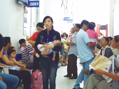 Bệnh nhi chen nhau đợi khám ở BV Nhi đồng 2 TPHCM ngày 8-2