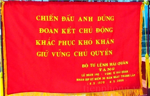 Cờ truyền thống Lữ đoàn 146, Vùng 4 Hải quân, đơn vị trực tiếp bảo vệ các đảo ở quần đảo Trường Sa – ảnh Nguyễn Đình Quân