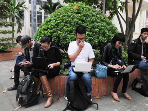 Từ sáng sớm rất đông các chiến sỹ công an, lực lượng bảo vệ có mặt để chuẩn bị an minh cho phiên tòa. Các phóng viên đã tới tòa từ rất sớm để chuẩn bị tác nghiệp, đưa tin. Luật sư Huỳnh - người bảo vệ lợi ích cho gia đình bị hại. Trong khi gia đình bị hại phẫn nộ, đau đớn... ... thì người nhà bị cáo Luyện lo lắng "ẩn" vào chỗ khuất. Ba bị cáo được áp tải tới tòa án và được hộ tống bởi khoảng gấn 300 chiến sĩ cảnh sát. Bị cáo Lê Văn Mến (bố của Lê Văn Luyện) bước vào tòa Khi thấy Lê Văn Luyện, người nhà cháu Bích đã xô tới kêu khóc, la ó đòi công bằng khiến lực lượng công an buộc phải áp tải cả ba bị cáo ra phòng Kiểm sát viên để bảo vệ. Lê Văn Luyện mặc quần bò áo sơ mi, khuôn mặt trắng trẻo gầy hơn lần xét xử sơ thẩm ngồi lặng thinh đợi phiên tòa bắt đầu. Lê Văn Luyện quay sang nhìn bố không nói được câu nào. Lê Văn Luyện lí nhí khai nhận toàn bộ quá trình gây án giết người, cướp vàng tại tiệm vàng Ngọc Bích Bị cáo Lê Văn Miên cho rằng vì quá thương con và hiểu biết pháp luật "nông cạn" nên mới bao che tội cho con mình. Tòan cảnh phiên tòa. Phiên tòa buổi sáng kết thúc, thấy gia đình bị hại quá bức xúc, rất nhiều cảnh sát vây quanh các bị cáo nhằm tránh xảy ra xô xát. Các bị cáo được áp tải lên xe trở về nơi giam giữ chuẩn bị cho phiên xử buổi chiều. Các bị cáo được tháo còng sau khi được dẫn giải tới phiên tòa Các bị cáo ngồi lặng lẽ trong vồng vây của lựng lượng bảo vệ trong khi gia đình người bị hại la ó. Lê Văn Luyện ngáp ngắn ngáp dài không cần lấy tay che... Và nắm chặt đôi tay đã cướp đi ba mạng người khi nghe gia đình bị hại và các luật sư tranh luận. Ông Trịnh Văn Tín - ông nội cháu Bích nêu những nghi vấn chưa sáng tỏ trong vụ án. Lê Văn Luyện lí nhí khi được nói lời cuối: "Bị cáo xin lỗi toàn xã hội và xin lỗi gia đình nạn nhân. Bị cáo mong được tòa giảm án cho mình và người thân” Các bị cáo cúi đầu nghe tòa tuyên án. Từ sáng sớm rất đông các chiến sỹ công an, lực lượng bảo vệ có mặt để chuẩn bị an minh cho phiên tòa. Các phóng viên đã tới tòa từ rất sớm để chuẩn bị tác nghiệp, đưa tin. Luật sư Huỳnh - người bảo vệ lợi ích cho gia đình bị hại. Trong khi gia đình bị hại phẫn nộ, đau đớn... ... thì người nhà bị cáo Luyện lo lắng "ẩn" vào chỗ khuất. Ba bị cáo được áp tải tới tòa án và được hộ tống bởi khoảng gấn 300 chiến sĩ cảnh sát. Bị cáo Lê Văn Mến (bố của Lê Văn Luyện) bước vào tòa Khi thấy Lê Văn Luyện, người nhà cháu Bích đã xô tới kêu khóc, la ó đòi công bằng khiến lực lượng công an buộc phải áp tải cả ba bị cáo ra phòng Kiểm sát viên để bảo vệ. Lê Văn Luyện mặc quần bò áo sơ mi, khuôn mặt trắng trẻo gầy hơn lần xét xử sơ thẩm ngồi lặng thinh đợi phiên tòa bắt đầu. Lê Văn Luyện quay sang nhìn bố không nói được câu nào. Lê Văn Luyện lí nhí khai nhận toàn bộ quá trình gây án giết người, cướp vàng tại tiệm vàng Ngọc Bích Bị cáo Lê Văn Miên cho rằng vì quá thương con và hiểu biết pháp luật "nông cạn" nên mới bao che tội cho con mình. Tòan cảnh phiên tòa. Phiên tòa buổi sáng kết thúc, thấy gia đình bị hại quá bức xúc, rất nhiều cảnh sát vây quanh các bị cáo nhằm tránh xảy ra xô xát. Các bị cáo được áp tải lên xe trở về nơi giam giữ chuẩn bị cho phiên xử buổi chiều. Các bị cáo được tháo còng sau khi được dẫn giải tới phiên tòa Các bị cáo ngồi lặng lẽ trong vồng vây của lựng lượng bảo vệ trong khi gia đình người bị hại la ó. Lê Văn Luyện ngáp ngắn ngáp dài không cần lấy tay che... Và nắm chặt đôi tay đã cướp đi ba mạng người khi nghe gia đình bị hại và các luật sư tranh luận. Ông Trịnh Văn Tín - ông nội cháu Bích nêu những nghi vấn chưa sáng tỏ trong vụ án. Lê Văn Luyện lí nhí khi được nói lời cuối: "Bị cáo xin lỗi toàn xã hội và xin lỗi gia đình nạn nhân. Bị cáo mong được tòa giảm án cho mình và người thân” Các bị cáo cúi đầu nghe tòa tuyên án.