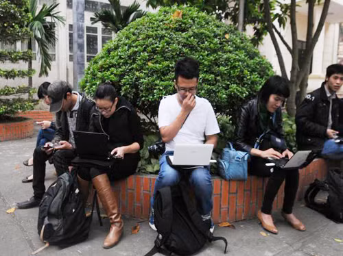 Từ sáng sớm rất đông các chiến sỹ công an, lực lượng bảo vệ có mặt để chuẩn bị an minh cho phiên tòa. Các phóng viên đã tới tòa từ rất sớm để chuẩn bị tác nghiệp, đưa tin. Luật sư Huỳnh - người bảo vệ lợi ích cho gia đình bị hại. Trong khi gia đình bị hại phẫn nộ, đau đớn... ... thì người nhà bị cáo Luyện lo lắng "ẩn" vào chỗ khuất. Ba bị cáo được áp tải tới tòa án và được hộ tống bởi khoảng gấn 300 chiến sĩ cảnh sát. Bị cáo Lê Văn Mến (bố của Lê Văn Luyện) bước vào tòa Khi thấy Lê Văn Luyện, người nhà cháu Bích đã xô tới kêu khóc, la ó đòi công bằng khiến lực lượng công an buộc phải áp tải cả ba bị cáo ra phòng Kiểm sát viên để bảo vệ. Lê Văn Luyện mặc quần bò áo sơ mi, khuôn mặt trắng trẻo gầy hơn lần xét xử sơ thẩm ngồi lặng thinh đợi phiên tòa bắt đầu. Lê Văn Luyện quay sang nhìn bố không nói được câu nào. Lê Văn Luyện lí nhí khai nhận toàn bộ quá trình gây án giết người, cướp vàng tại tiệm vàng Ngọc Bích Bị cáo Lê Văn Miên cho rằng vì quá thương con và hiểu biết pháp luật "nông cạn" nên mới bao che tội cho con mình. Tòan cảnh phiên tòa. Phiên tòa buổi sáng kết thúc, thấy gia đình bị hại quá bức xúc, rất nhiều cảnh sát vây quanh các bị cáo nhằm tránh xảy ra xô xát. Các bị cáo được áp tải lên xe trở về nơi giam giữ chuẩn bị cho phiên xử buổi chiều. Các bị cáo được tháo còng sau khi được dẫn giải tới phiên tòa Các bị cáo ngồi lặng lẽ trong vồng vây của lựng lượng bảo vệ trong khi gia đình người bị hại la ó. Lê Văn Luyện ngáp ngắn ngáp dài không cần lấy tay che... Và nắm chặt đôi tay đã cướp đi ba mạng người khi nghe gia đình bị hại và các luật sư tranh luận. Ông Trịnh Văn Tín - ông nội cháu Bích nêu những nghi vấn chưa sáng tỏ trong vụ án. Lê Văn Luyện lí nhí khi được nói lời cuối: "Bị cáo xin lỗi toàn xã hội và xin lỗi gia đình nạn nhân. Bị cáo mong được tòa giảm án cho mình và người thân” Các bị cáo cúi đầu nghe tòa tuyên án.