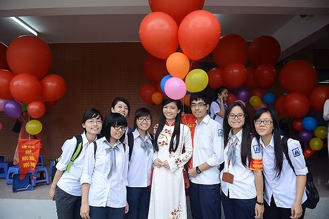 Năm nay, Hồng Anh còn đảm nhận thêm vai trò mới đó là chủ nhiệm lớp 10 Toán 2. Năm nay, Hồng Anh còn đảm nhận thêm vai trò mới đó là chủ nhiệm lớp 10 Toán 2