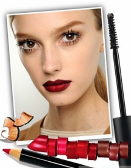 Thay vì ưa chuộng sử dụng những màu môi nhạt và bóng như ngày thường, bạn hãy trang điểm cho đôi môi bằng những màu son đỏ thẫm để giúp nổi bật đôi môi gợi cảm.